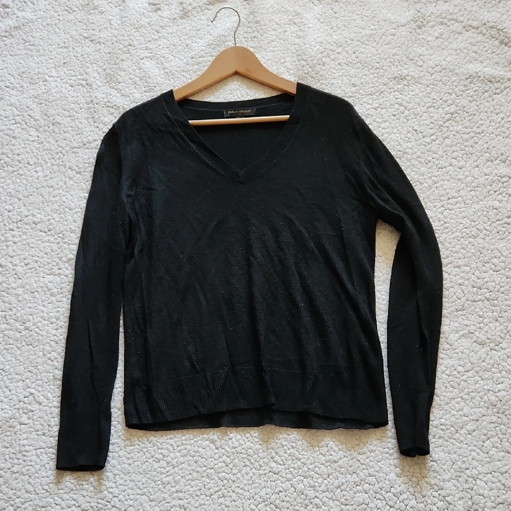 Banana Republic Black High V-neck Lightweight Sweater Long Sleeve Sz S/M Preppy